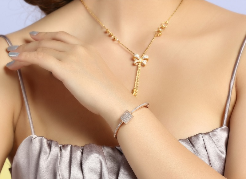 Mẫu vòng tay hình trụ đính đá